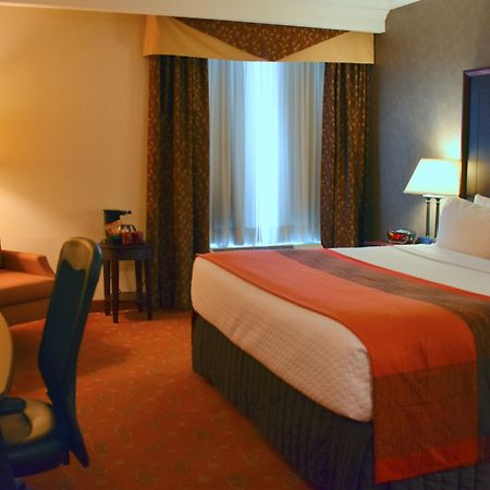 Hamilton Plaza Hotel And Conference Centre Extérieur photo
