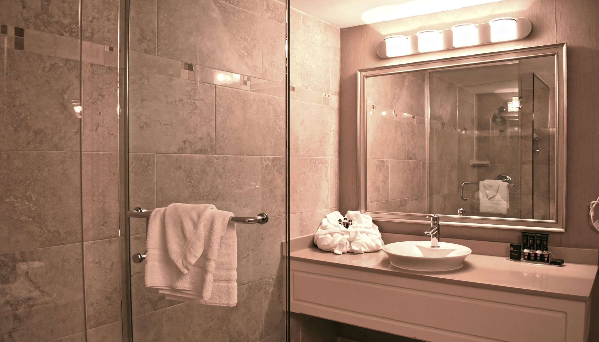 Hamilton Plaza Hotel And Conference Centre Extérieur photo
