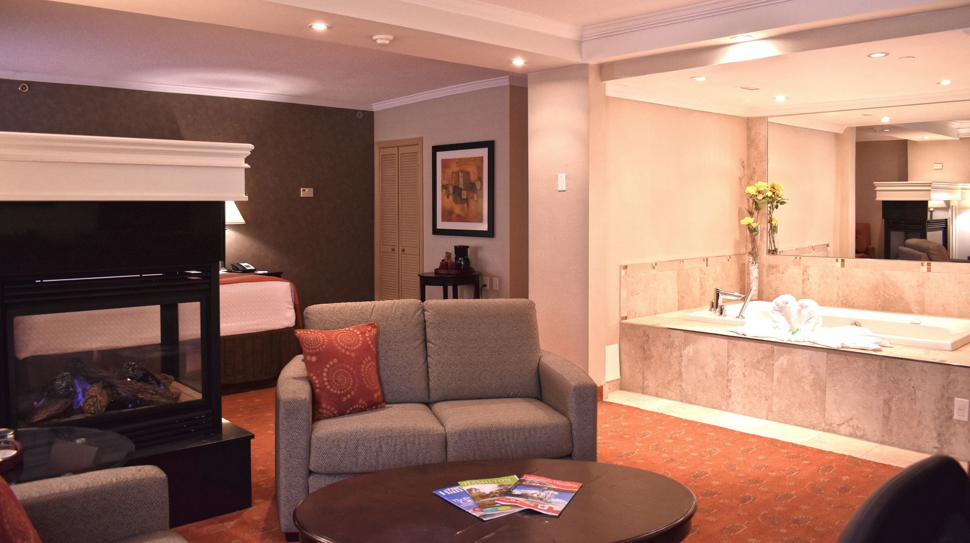Hamilton Plaza Hotel And Conference Centre Extérieur photo